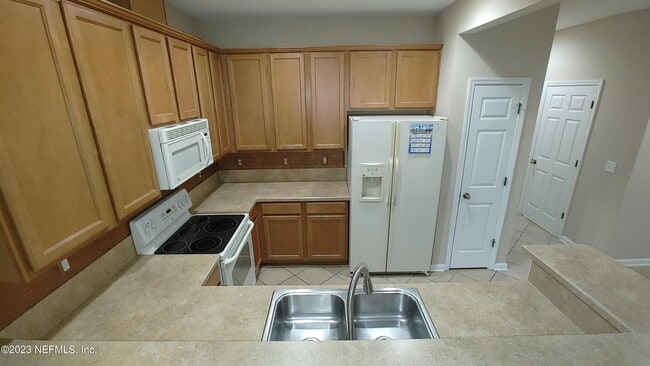 Building Photo - 5956 Pavilion Dr