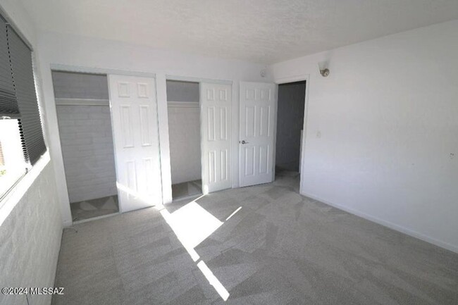 Building Photo - Central 2 story townhome, 2 bed 2 bath