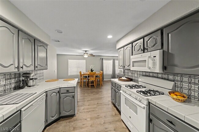 Building Photo - 700 Capri Dr