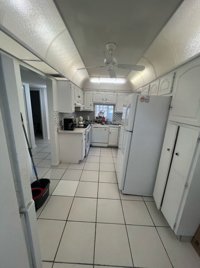 Building Photo - 5980 NW 64th Ave