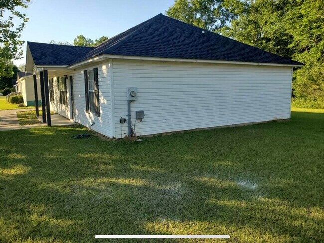 Building Photo - 308 Woods Way