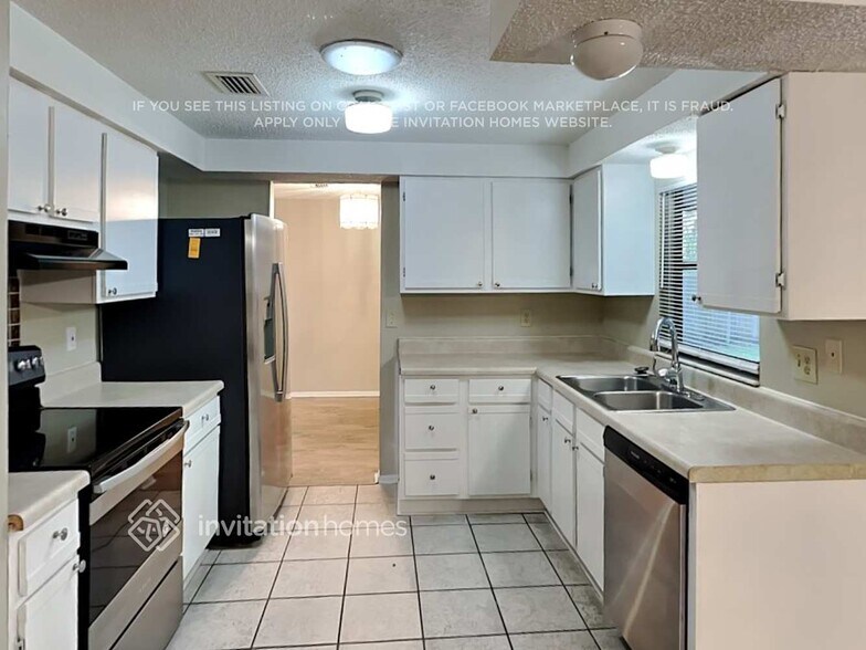 Building Photo - 703 Redondo Dr