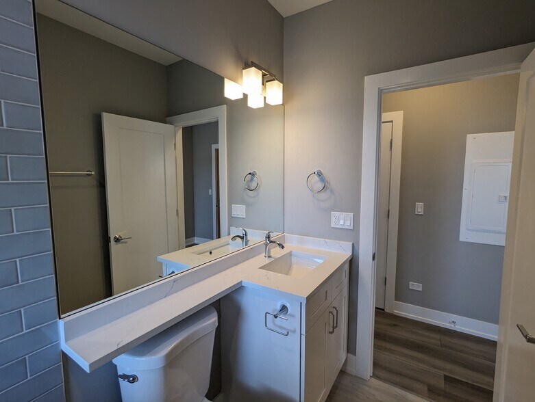 Building Photo - 3935 N Janssen Ave