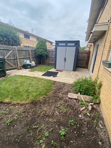 Building Photo - 920 N Milwaukee Ave