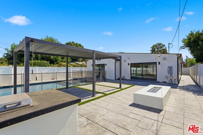 Building Photo - 5735 Saloma Ave
