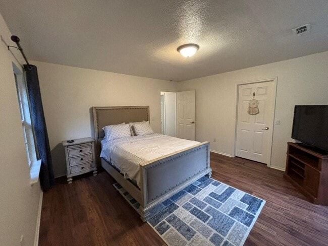 Building Photo - 6 Hart Ln