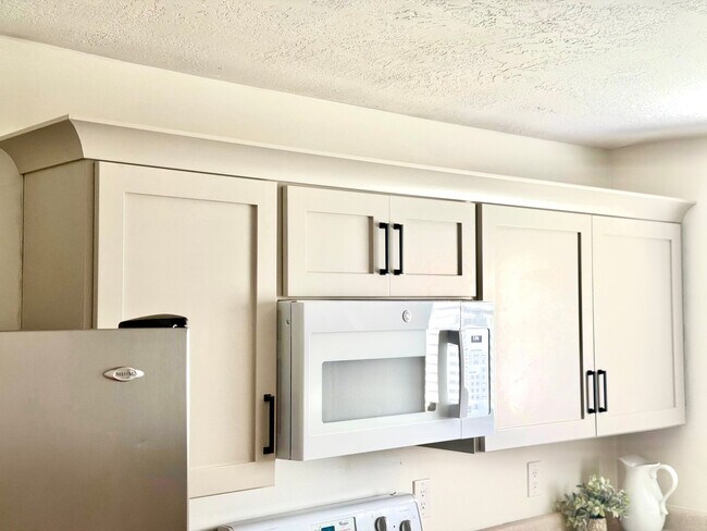 Building Photo - 672 E 950 S