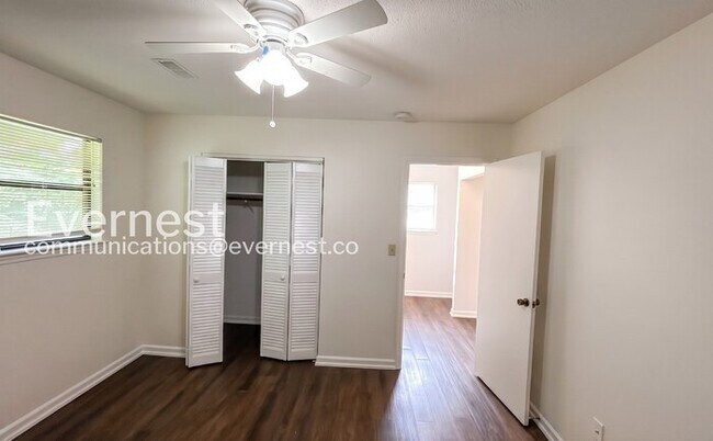 Building Photo - 2 Bed/1.5 Bath Home with Off-Street Parking / Pet-Friendly / Available Now!