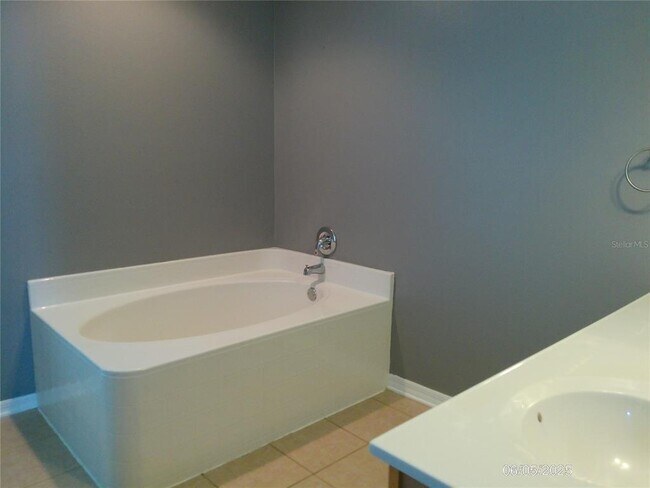 Building Photo - 200 Fish Hawk Dr