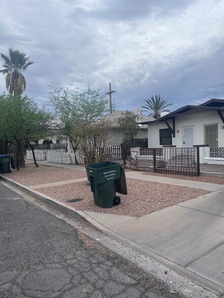 Garbage bin for the unit - 616 E 8th St