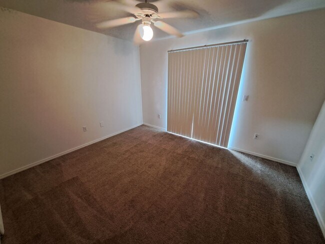 Building Photo - 2 Bed/2 Bath Apartment in NE Bend - Worthington Court