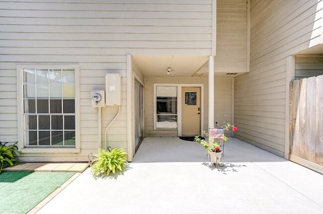 Building Photo - 7965 Kendalia Dr