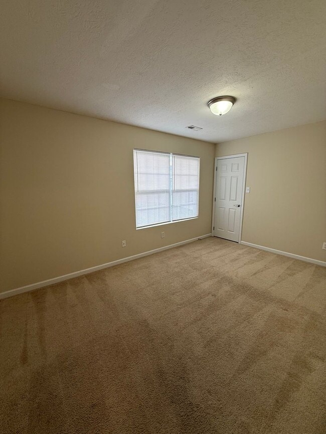 Building Photo - Spacious 4 bedroom 2.5 bath home in North Knoxville