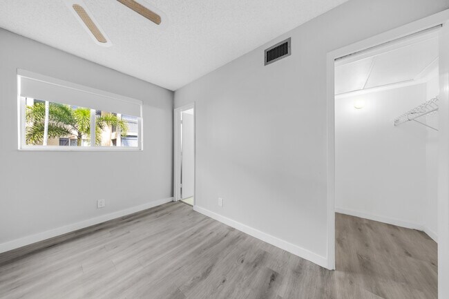 Building Photo - 257 S Cypress Rd