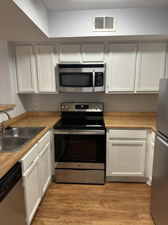 Building Photo - 2300 Balsam Dr