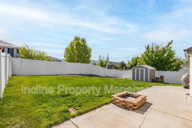 Building Photo - 702 Durham Dr