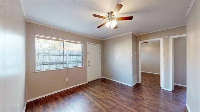 Building Photo - 204 Lynn Dr