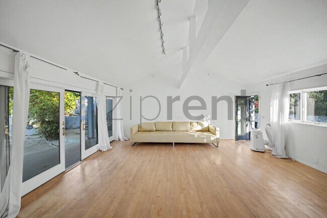 Building Photo - Unit