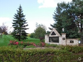 Building Photo - Spacious Townhouse Style Condo in Brookfield!