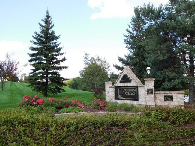 Primary Photo - Spacious Townhouse Style Condo in Brookfield!