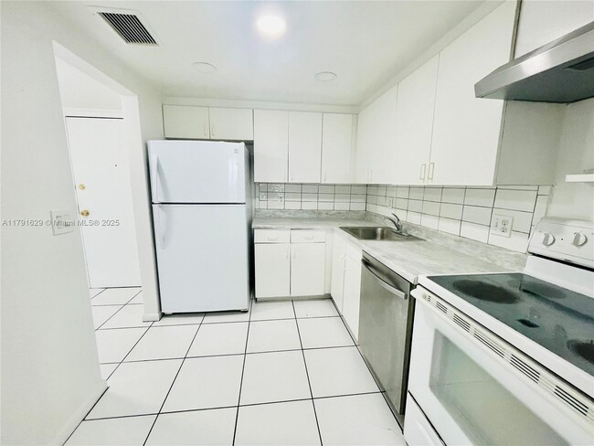 Primary Photo - 13499 Biscayne Blvd