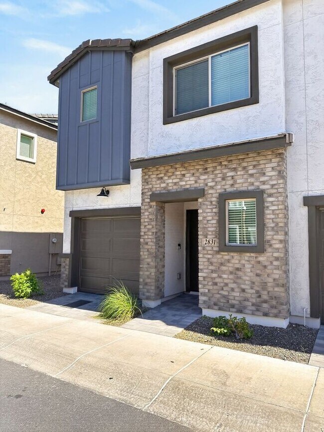 Building Photo - Stunning New 3Beds/2.5Bath Townhome in Phoenix, AZ!