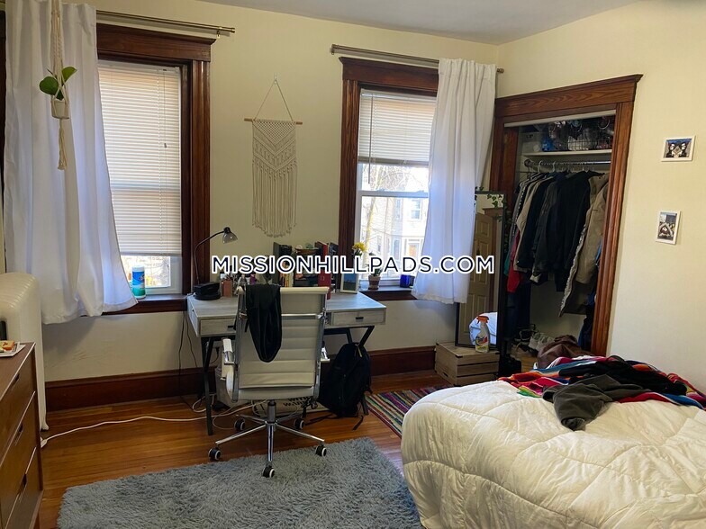 Building Photo - 2 Hillside St