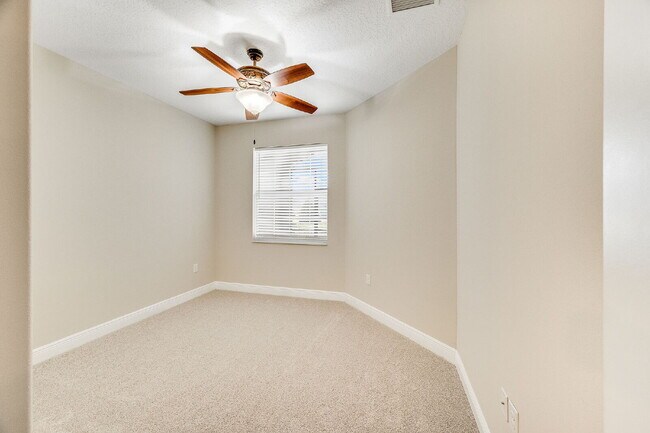 Building Photo - 3/2 townhome in desirable Loren Cove!