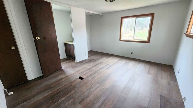 Building Photo - 3+ Bed Home Available with Garage