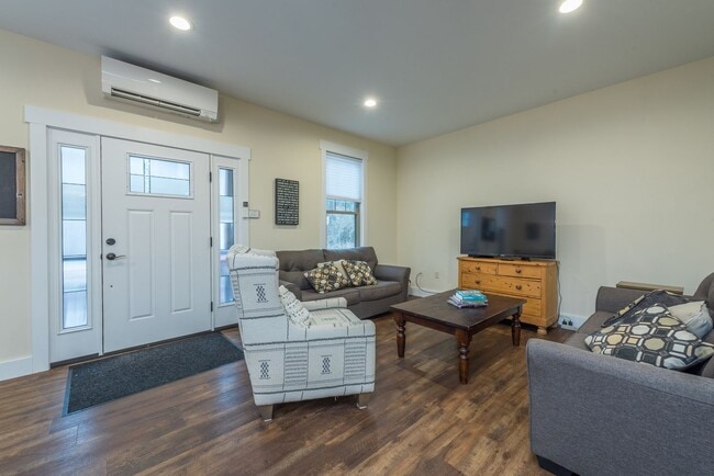Building Photo - Black Mountain Rental!