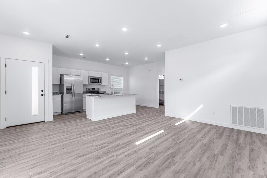 Entry, kitchen, living rooms - 940 Ventnor Ave