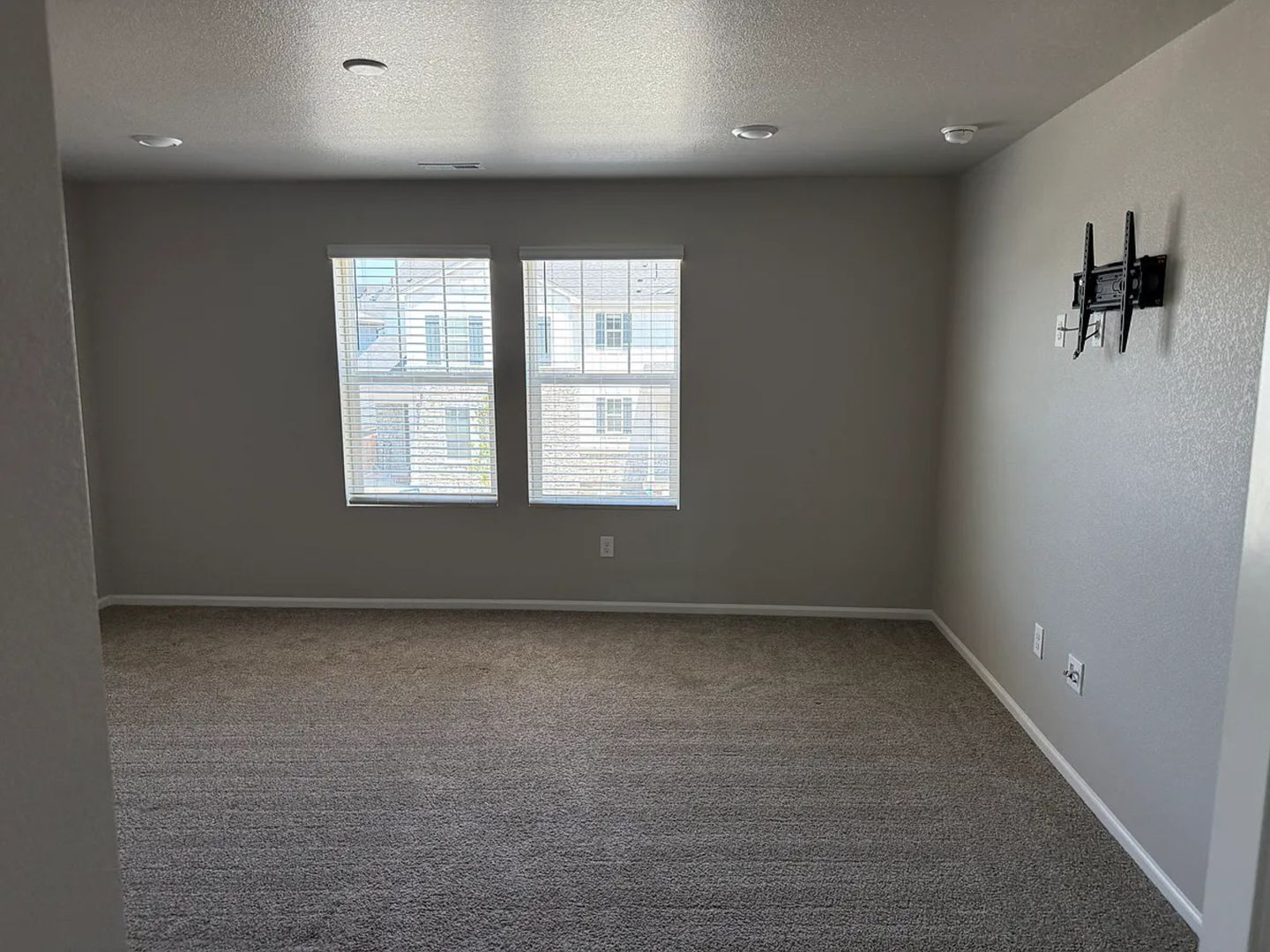 Building Photo - 745 N Tempe St