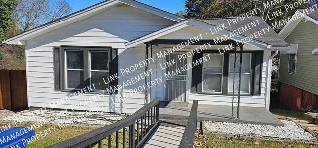 Building Photo - $1395 Quaint 2 bedroom with Washer/Dryer, ...