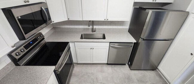 Building Photo - Newly Renovated Condo Located In Highly Desirable Area Of Forest Acres!