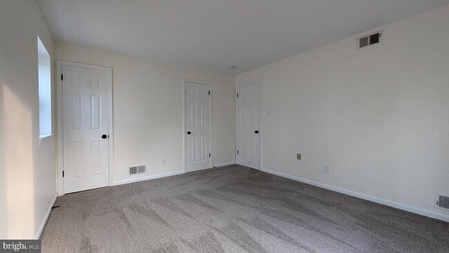 Building Photo - 646 Country Ln