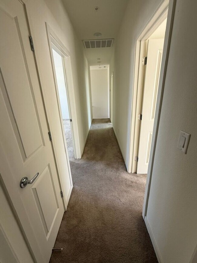 Building Photo - Charming Sun Valley Home with Generous Yard