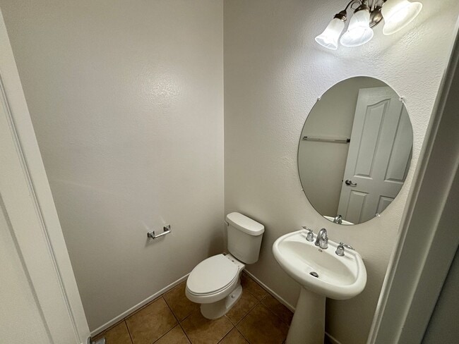 Building Photo - Gorgeous 6Bed/5Bath/4Car, 2-Story Home located in the Mountains Edge