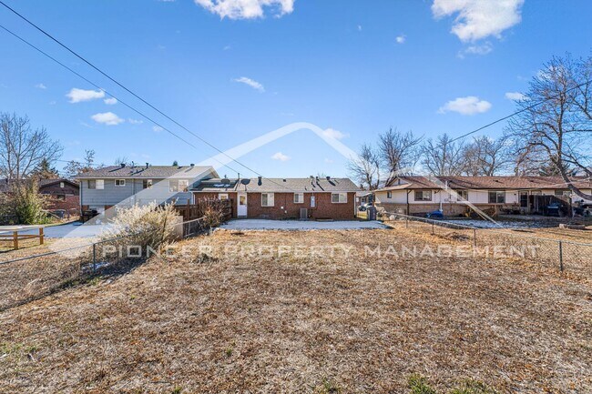 Building Photo - Charming Home with Washer/Dryer and Centra...