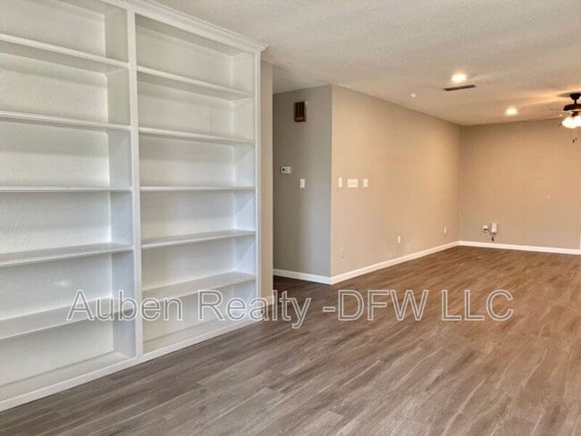 Building Photo - 206 Honey Bee Dr