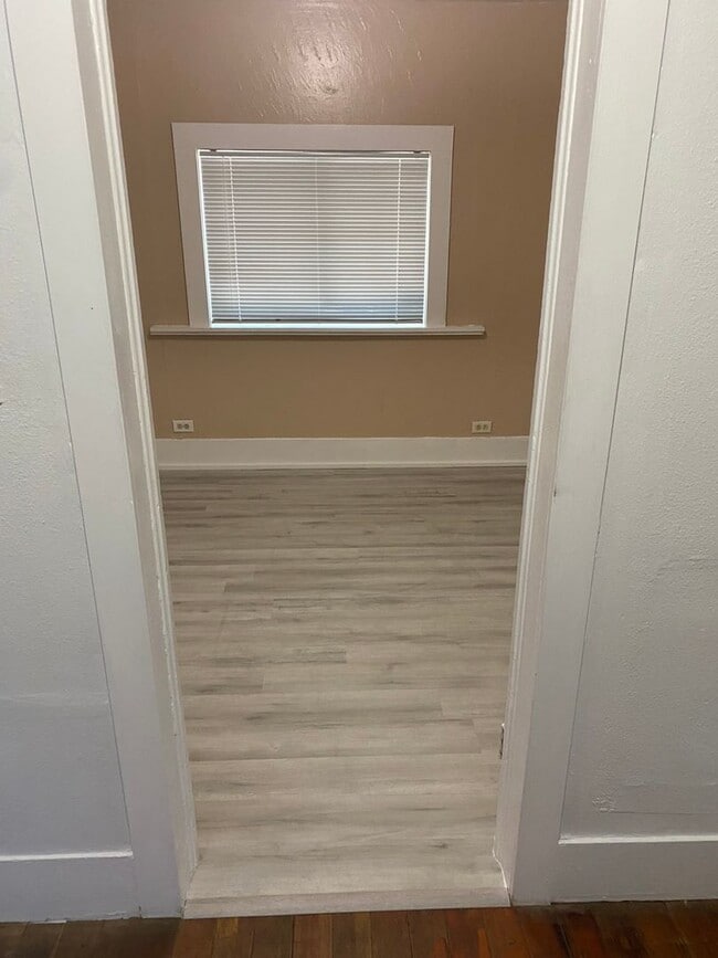 Building Photo - Recently updated - 4 Bedroom, 1 bath home ...