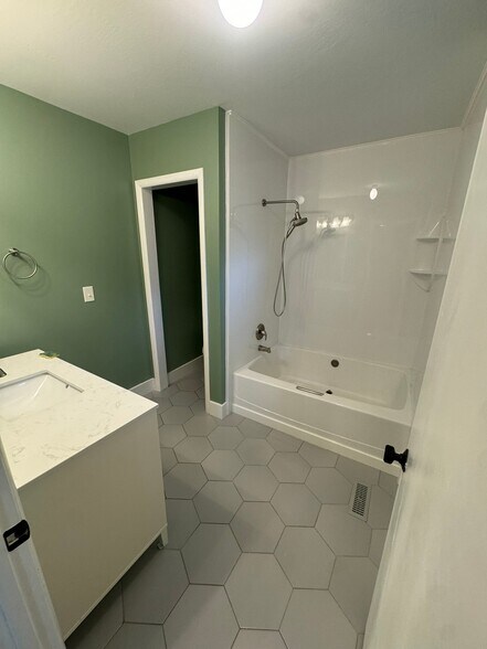 Building Photo - 992 Halcyon Dr