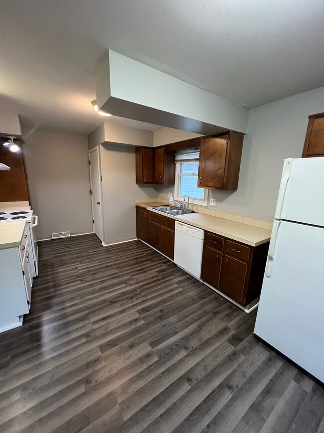 Building Photo - Beautiful 3 bedroom 1 bathroom Home (Section 8 Aproved)