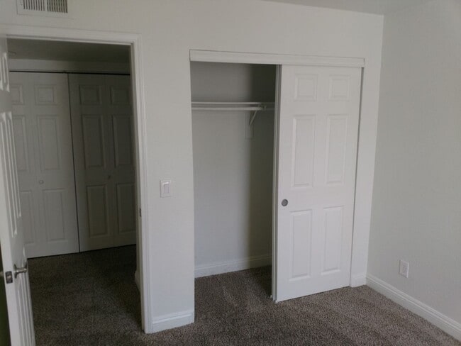 Building Photo - 3 Bedroom 2 bathroom Northwest condo