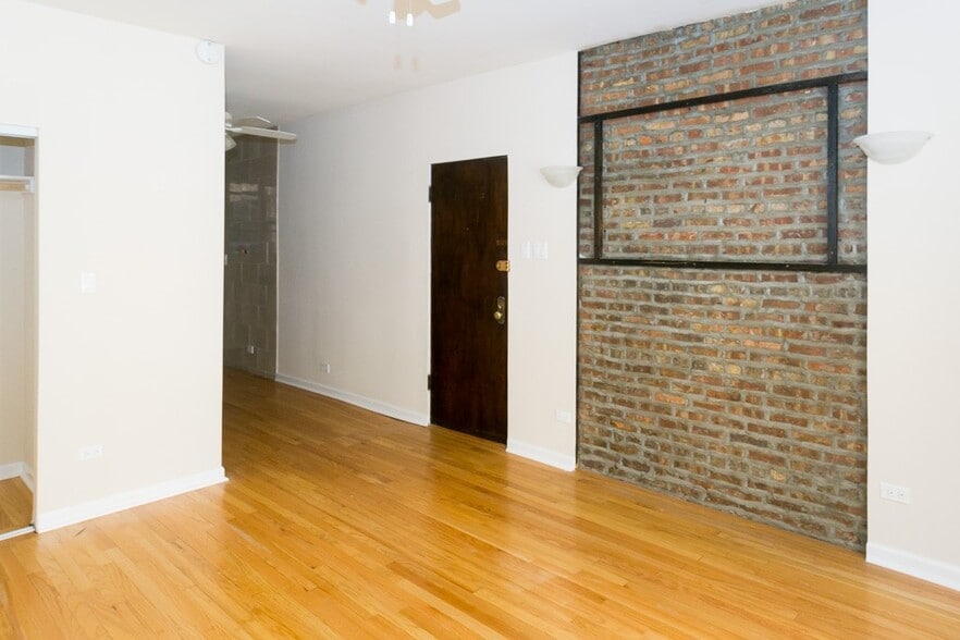 Building Photo - 4232 N Paulina