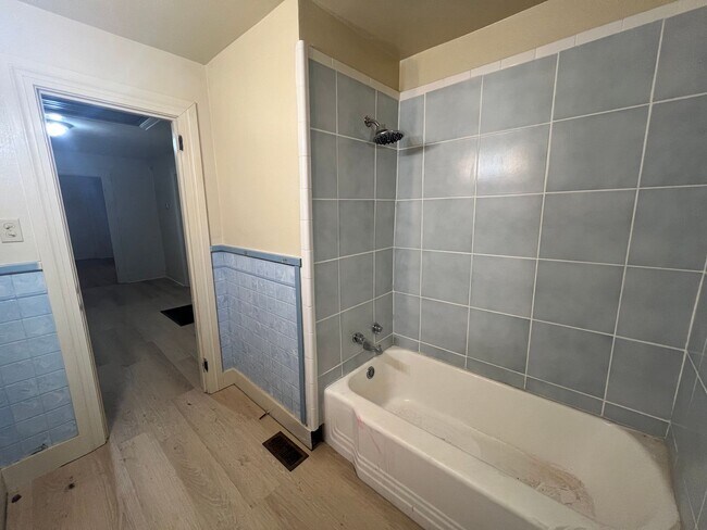 Building Photo - 4 bedroom 4 bathroom off Veterans Memorial...