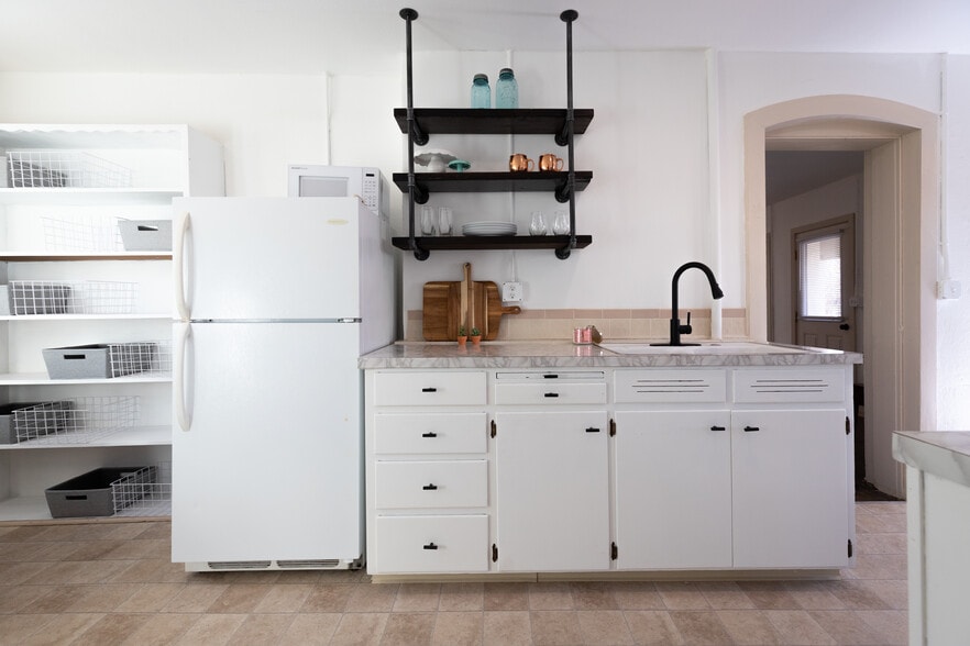 Building Photo - 105 E 2nd St