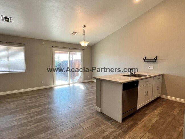 Building Photo - Remodeled Townhome