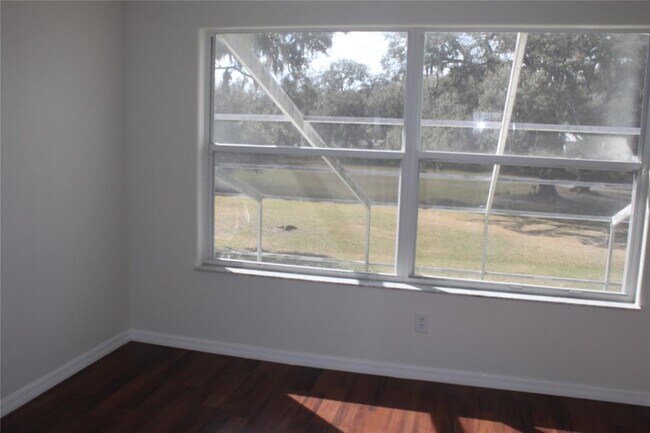 Building Photo - 1615 The Oaks Blvd