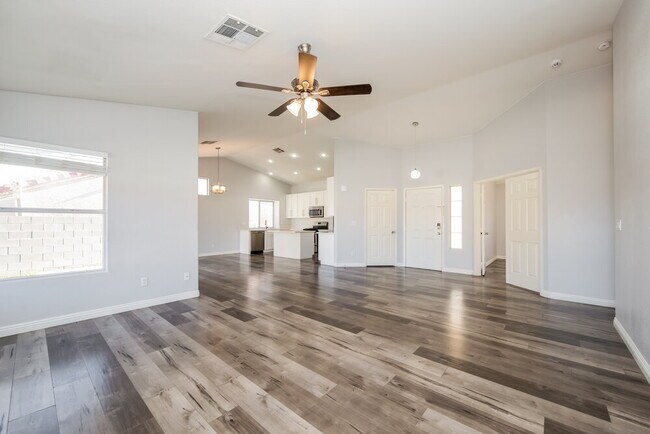 Building Photo - 704 Colonnade Row Dr