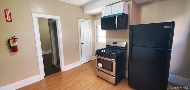 Building Photo - 197 Winnikee Ave